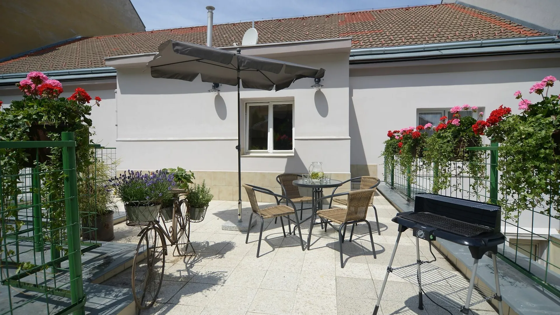 2 Bedroom Home Close To Prague Castle